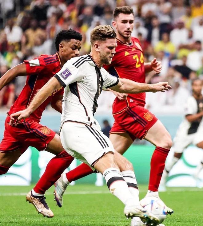 默森：斯凯利在防守时走神了，不过卡尔的进球确实精彩绝伦（默森：斯凯利防守走神，但卡尔这粒进球堪称惊艳）