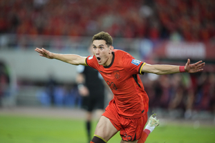 媒体人：跨年制度是迟早要考虑的，跨了才能真正融入世界体系（媒体人：跨年赛制迟早要上马，实施后方能真正融入全球体系）