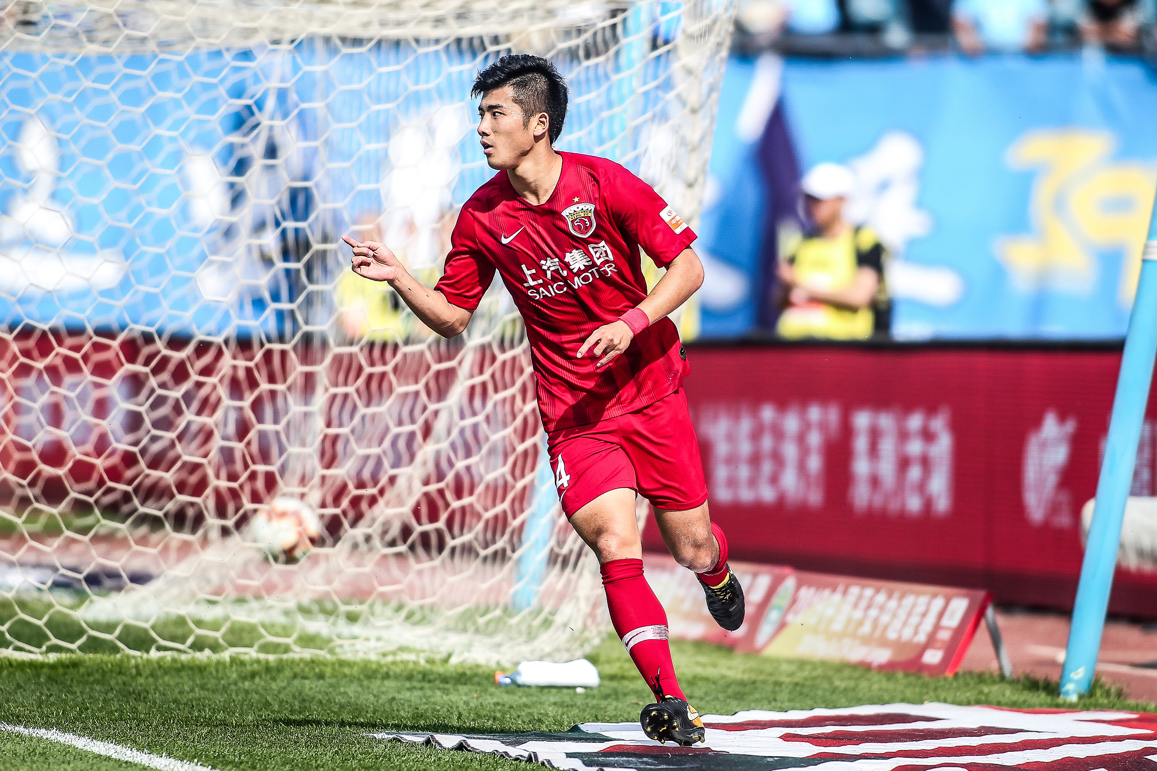 中超赛场争议判罚：VAR判罚引发热议,（中超判罚风波：VAR介入惹争议）